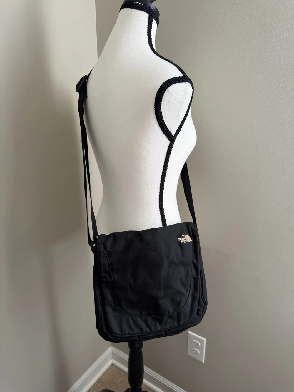 The North Face Vintage Y2K Black Messenger Bag Crossbody Shoulder Nylon Travel